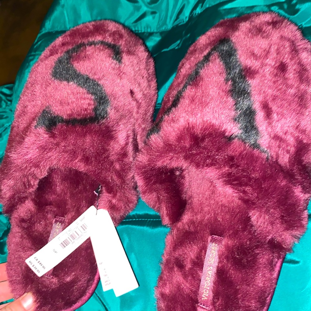 VICTORIA SECRET SLIPPERSSS!                                  NEVER WORN BEFORE - Picture 2 of 4
